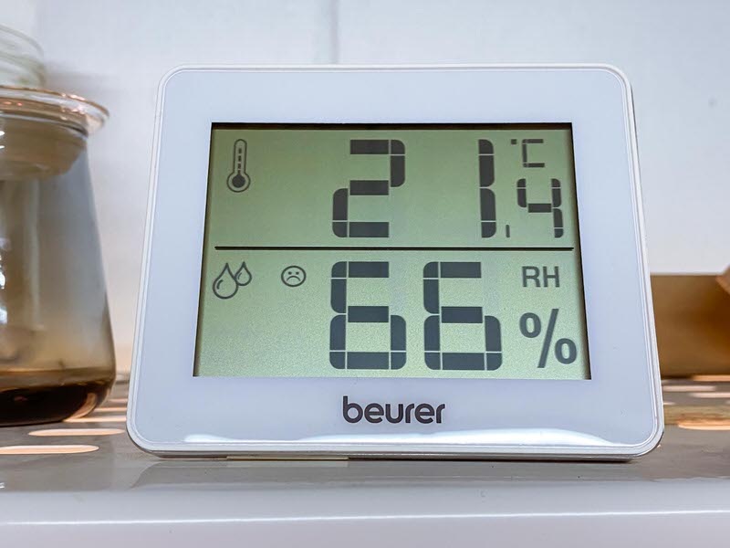 Beurer hygrometer showing 21 degrees Celsius and 66% humidity